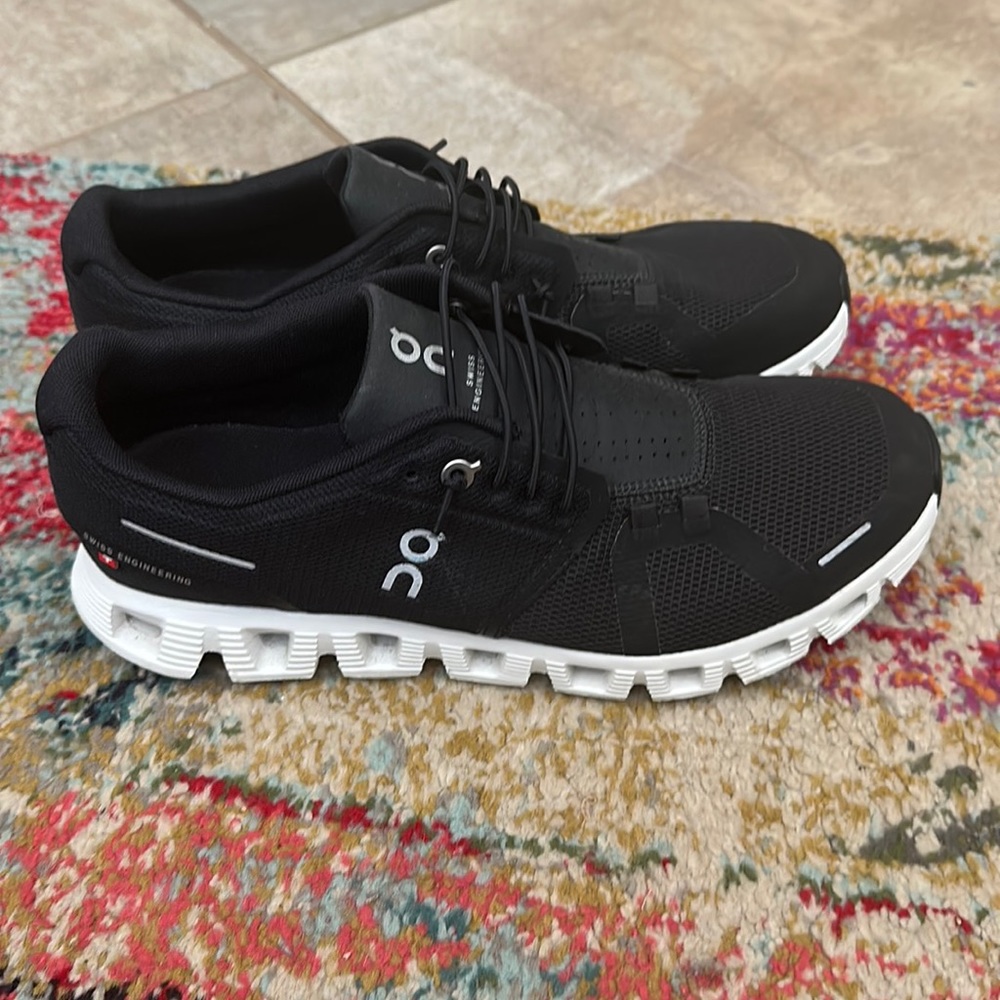 Women’s Black on cloud 5. Only worn twice! Size 9